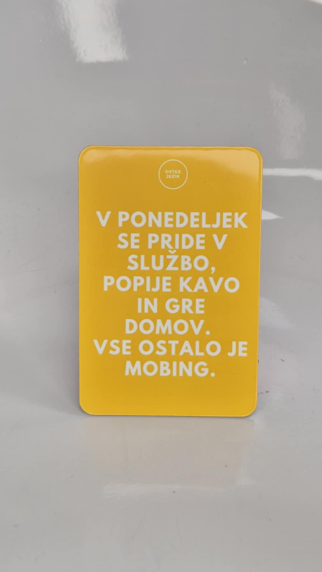 Magnet V PONEDELJEK, barva kurkume