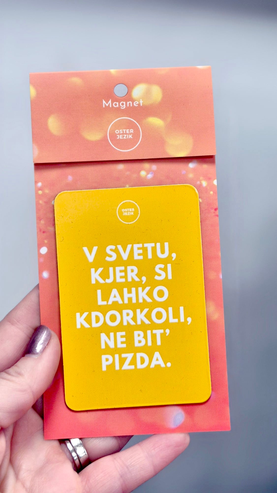 Magnet V SVETU, KJER SI LAHKO KDORKOLI..., barva kurkume