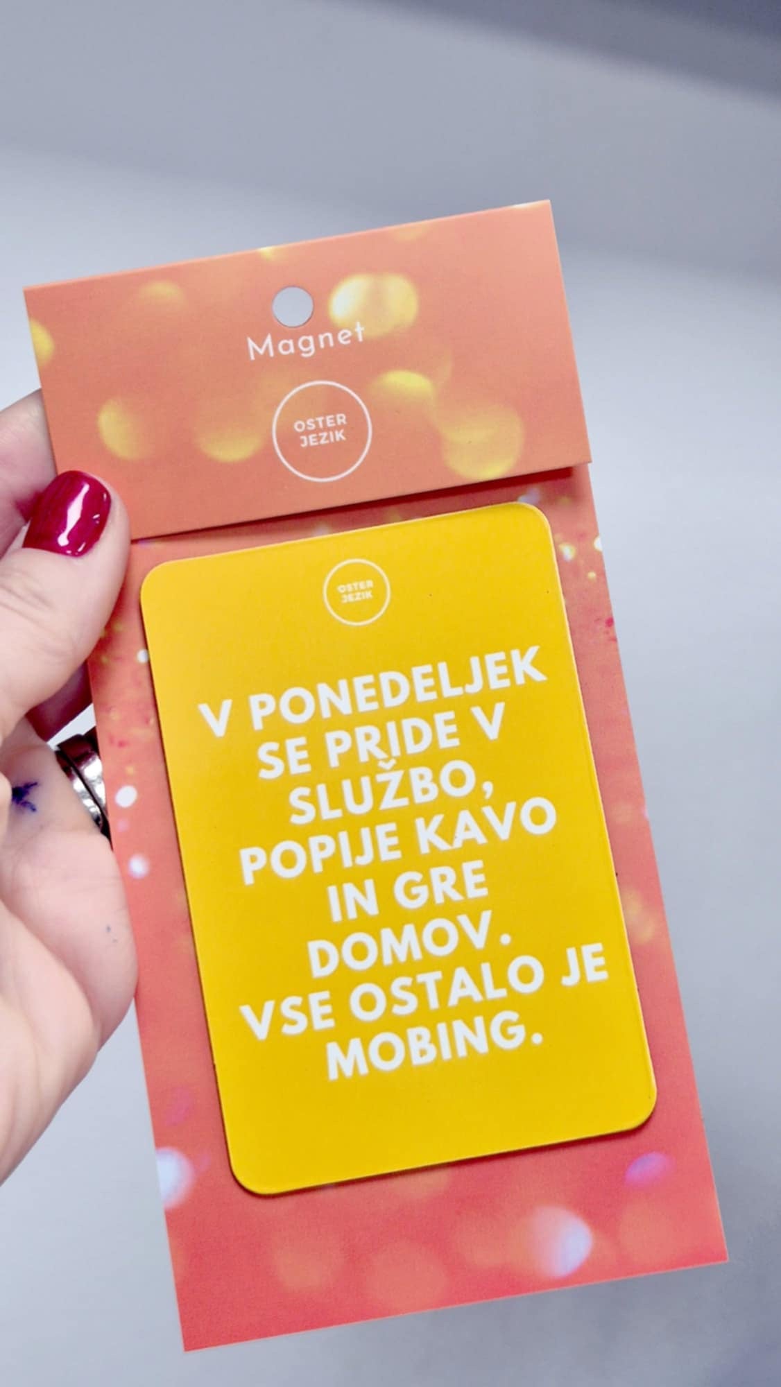 Magnet V PONEDELJEK, barva kurkume